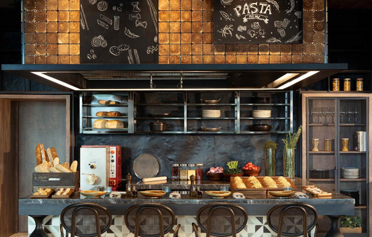 Hotel Kimpton Maa-Lai Bangkok By Ihg Exteriér fotografie The open kitchen at the restaurant